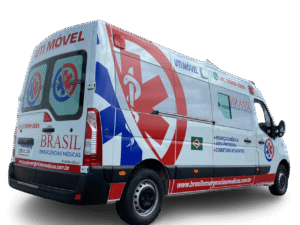 ambulancia chegando a um hospital